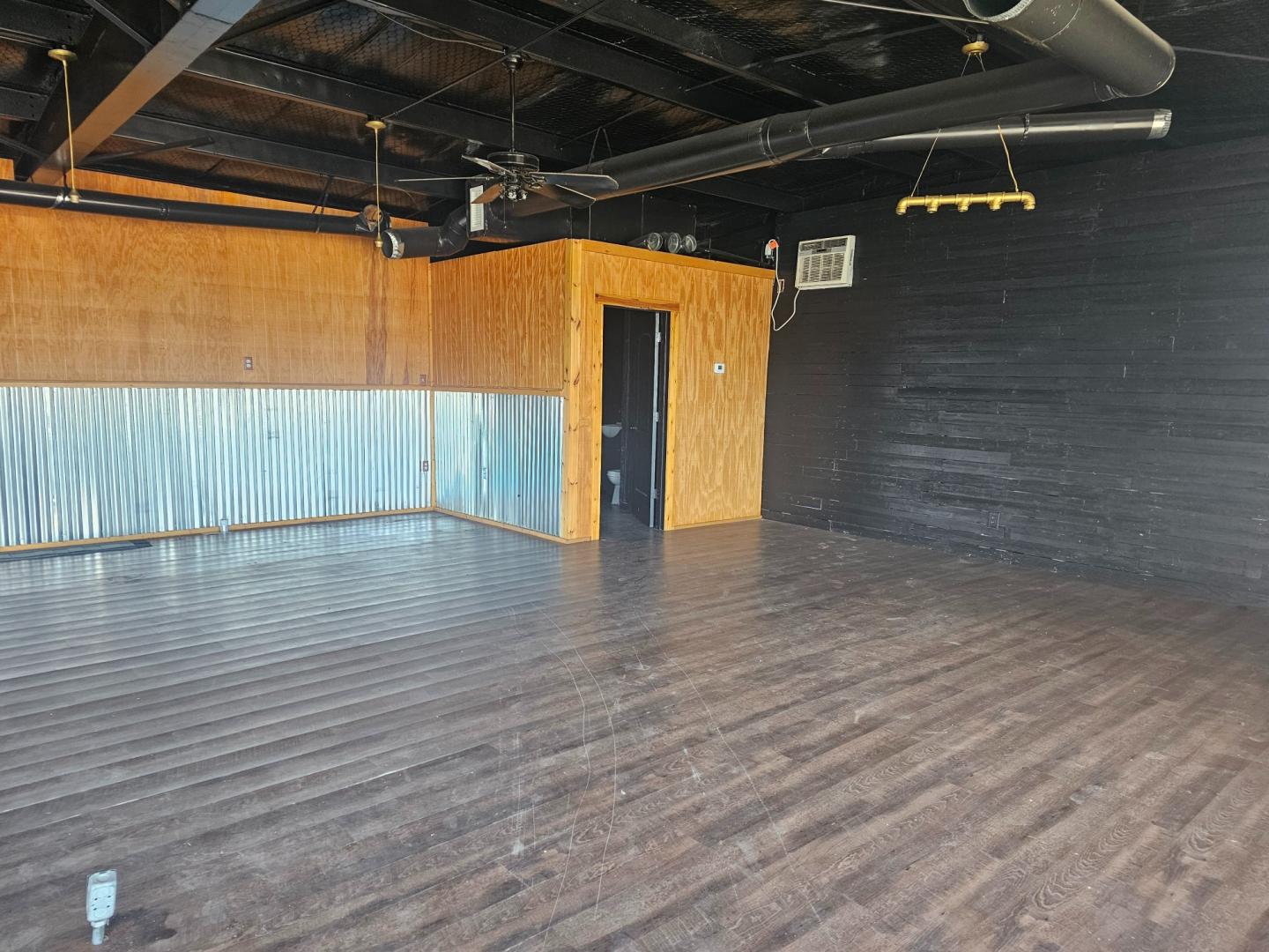 2007 , located at 533 S Seven Points BLVD, Seven Points, TX, 75143, (430) 255-4030, 32.313999, -96.209351 - Front building is around 1500 sqft. with 1 bathroom Back building is around 2500 sqft. with large office and 2 bathrooms. - Photo#5